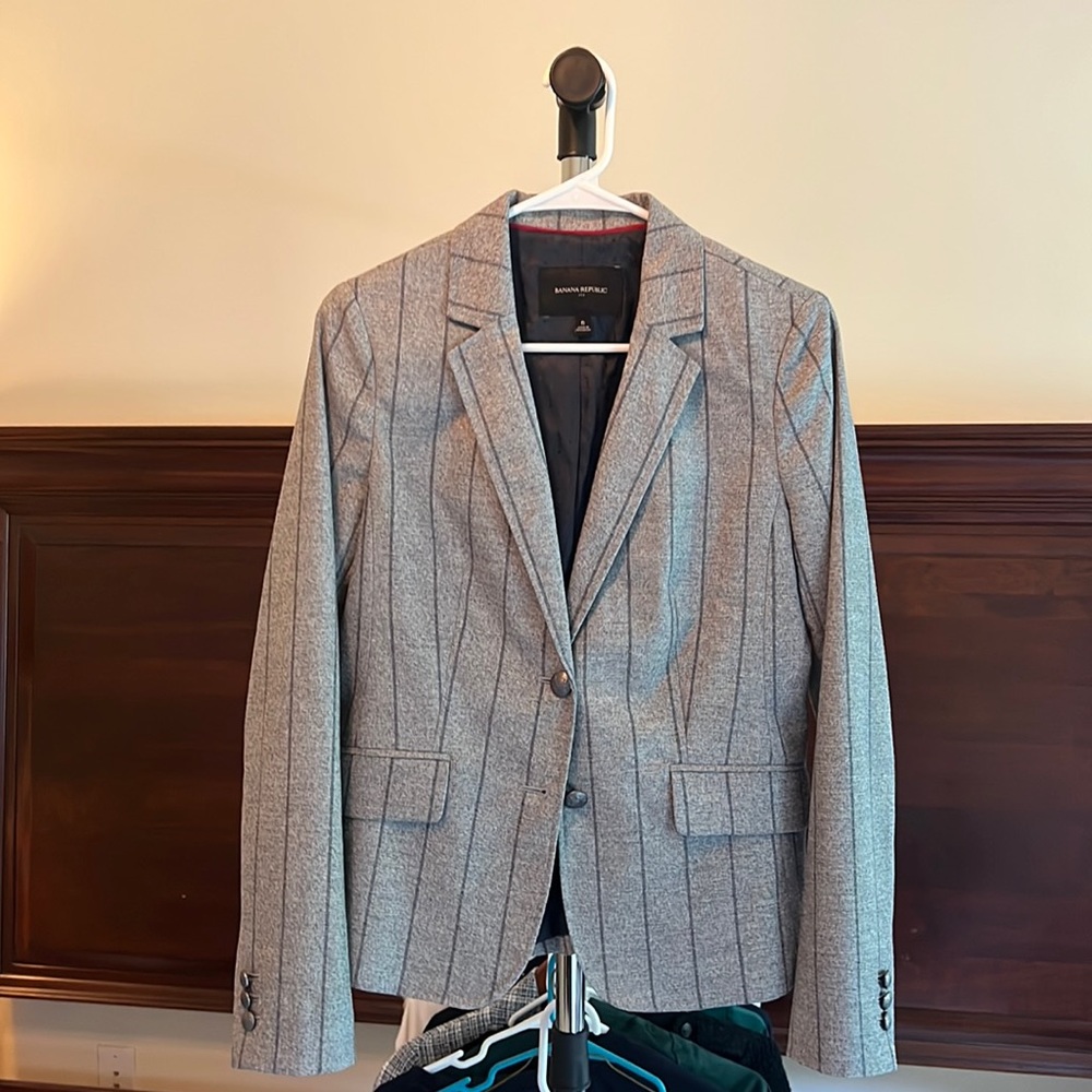 NEVER WORN BANANA REPUBLIC PIN STRIPE BLAZER